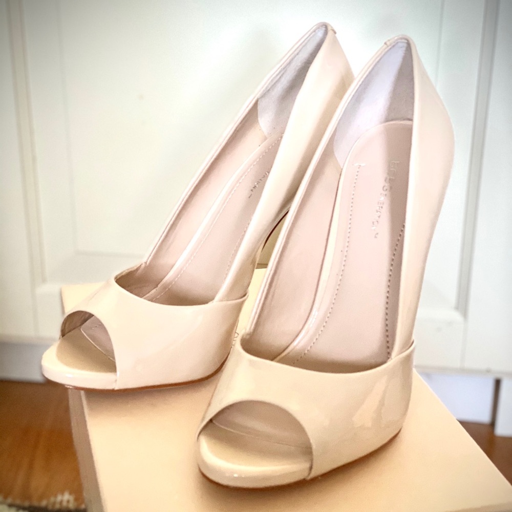 BCBG IZZIE PEEP TOE HEELS NUDE PATENT